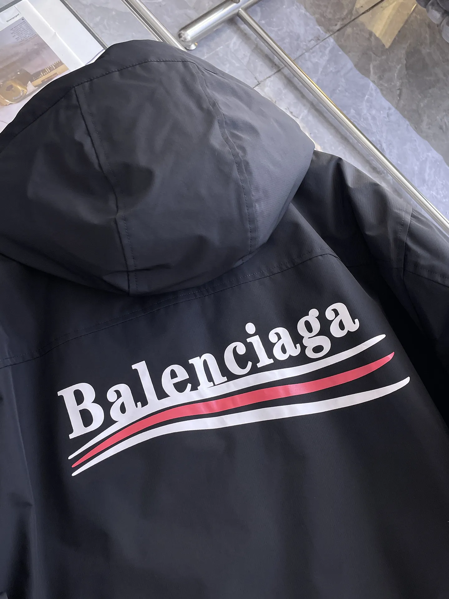 Balenciaga 2026 Autumn and Winter New Arrival Down Jacket. Original 1:1 customized hardware accessories, all imported and original customization. Welcome to compare at the counter. Absolutely high quality. Made of top-grade 95 down. Super soft. Full and fluffy. Super heavy workmanship. Fabric workmanship. 👍Perfect version. Note⚠The fabric is super comfortable. Exclusive model. Non-market goods. A 1 Same Style Size for men and women: M ~ XXXL
